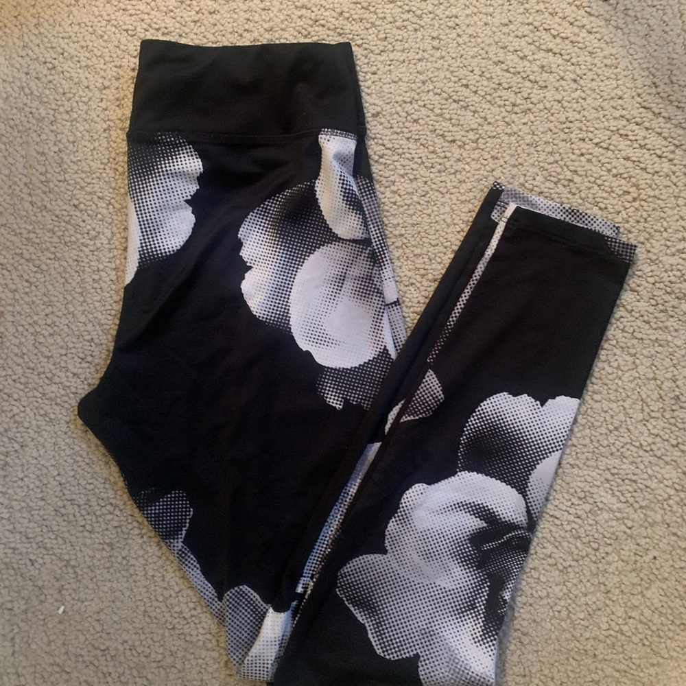 Forever 21 Black and White floral active leggings